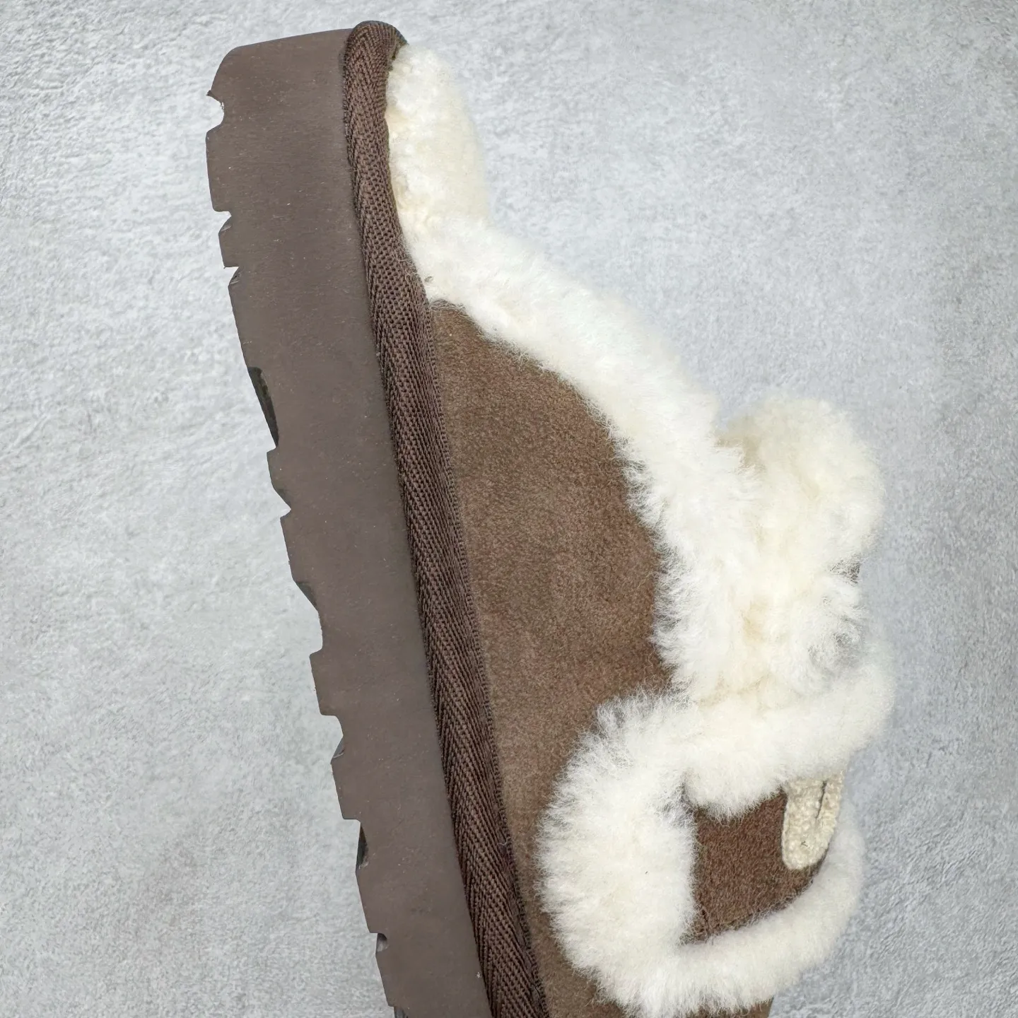 Pick up locally 💰 440 UGG slippers 1206 letter embroidered classic short-tube autumn and winter sheep fur all-in-one snow boots All shoes are made from the same factory as ZP Longfeng A-grade Australian imported sheep fur all-in-one Brand OEM production line Fully follow the ZP process flow OEM original pattern maker Adhere to no original shoes and no development selection Pay attention to every detail The most authentic version on the market TREADLITE "Light Wing" technology outsole Lightweight/durable/flexible/pile size: 35 36 37 38 39 40 Coding: by2936070